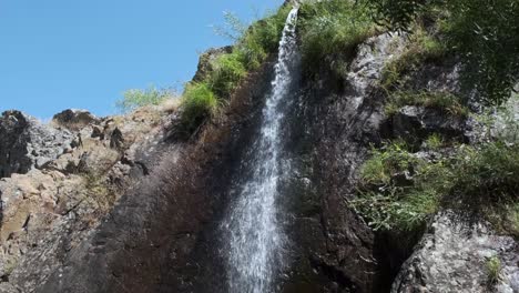 Cascada-En-Penha-Garcia,-Portugal.-Inclinar-Hacia-Abajo