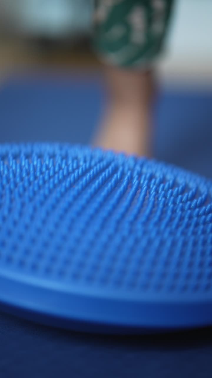 el pie del niño en la alfombra de terapia de equilibrio