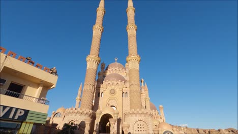 dos altos minaretes de la grandiosa mezquita de al sahaba, en sharm el sheikh, egipto