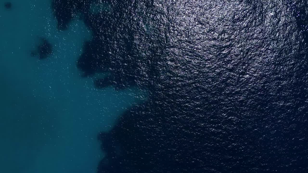 fotografía panorámica de aguas marinas poco profundas y playa con olas en la orilla y personas relajándose en vacaciones