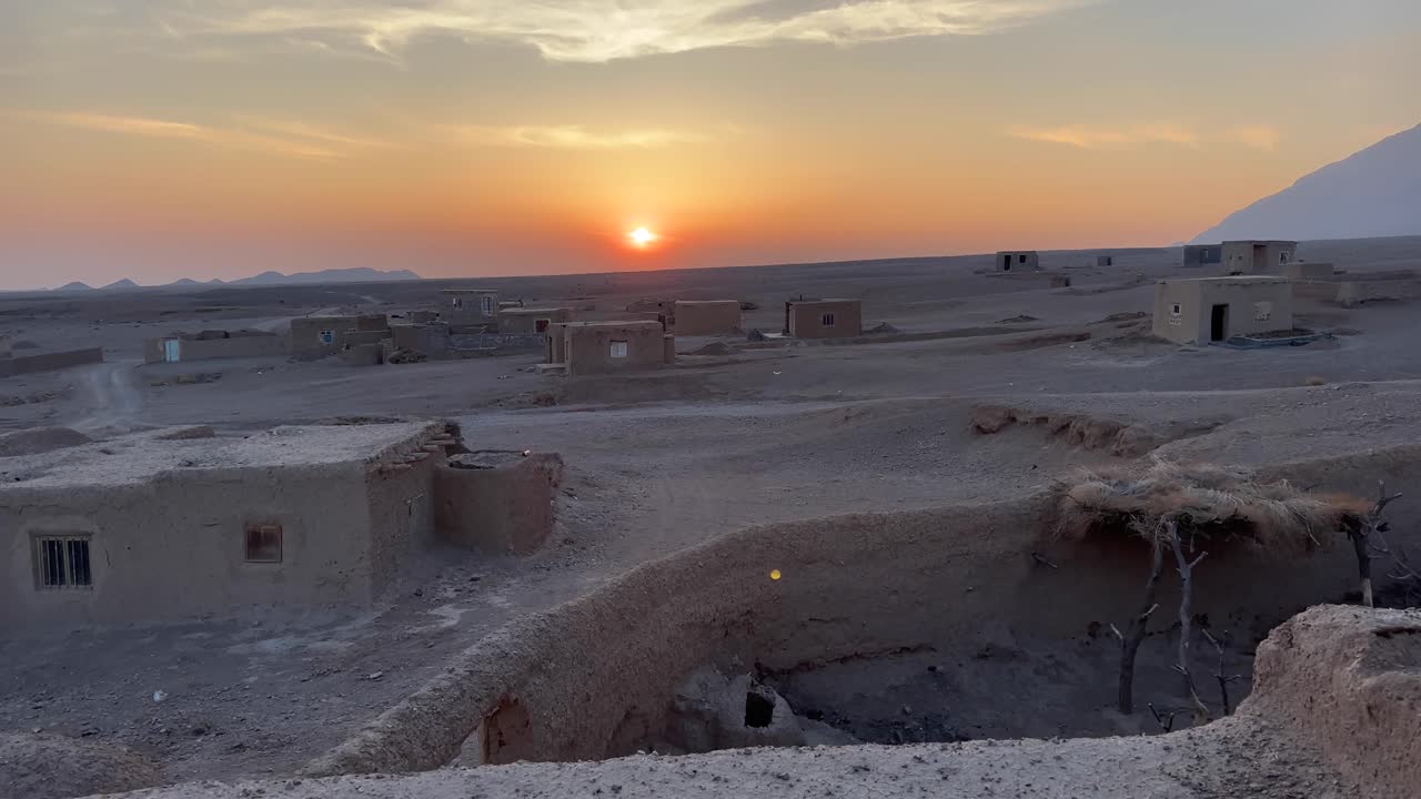 balcón en la azotea de una casa antigua en irán viendo el crepúsculo de la puesta de sol tal vez el amanecer brille el sol hizo que el paisaje de color naranja se convirtiera en una gran y hermosa atracción al aire libre cuando viaje al desierto de irán