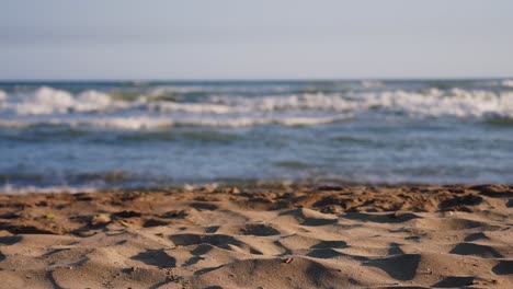 Empty-beach-in-slow-motion,-focus-shift-from-foreground-into-background