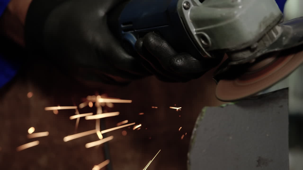 수리 정비소 에서 일 하는 남성 기계공 4k