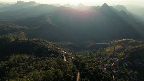drone sobre el norte de tailandia provincia de mae hong son paisaje montañoso al atardecer imágenes aéreas pequeña carretera aislada famoso destino de viaje en bucle de motocicleta