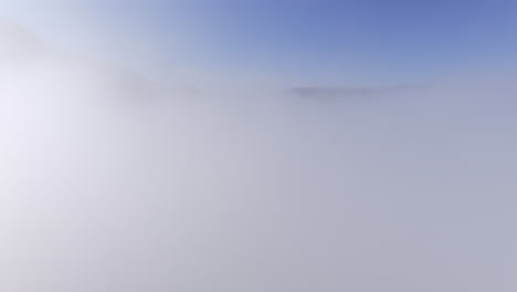 Tal,-Das-Aus-Dem-Nebel-In-Südkalifornien-Auftaucht