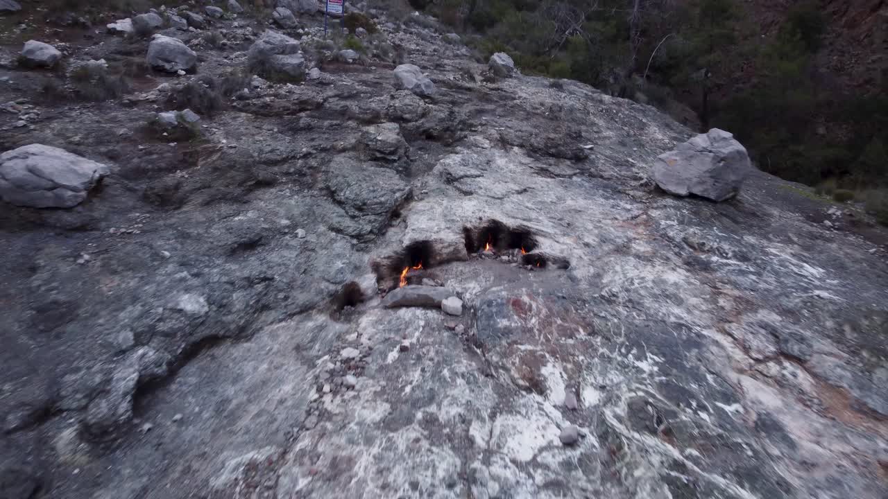 Fiamme Eterne: Gas Naturale che Brucia dalle Rocce sul Monte Chimera, Turchia.