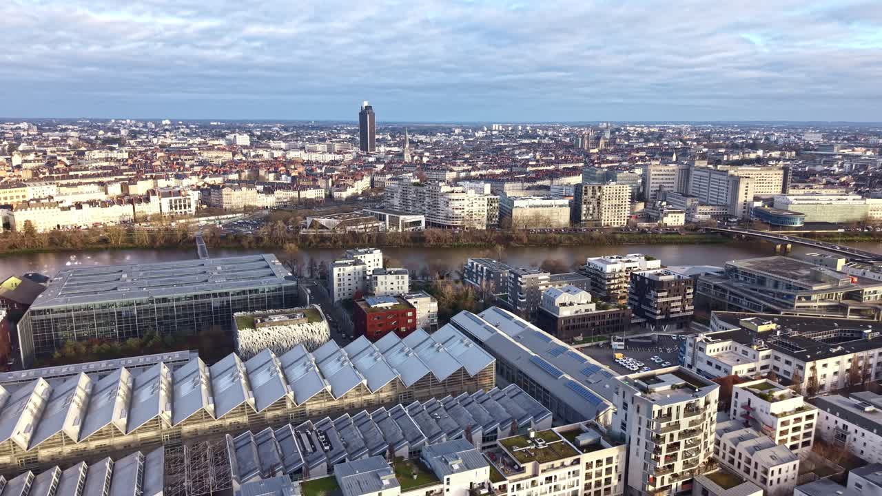 Drone-luftfoto af Nantes’ bybillede med Loire-floden, Pont Haudaudine-broen, CHU-hospitaldistriktet og Tour de Bretagne-tårnet i Nantes, Loire-Atlantique, Pays de la Loire-regionen, det vestlige Frankrig