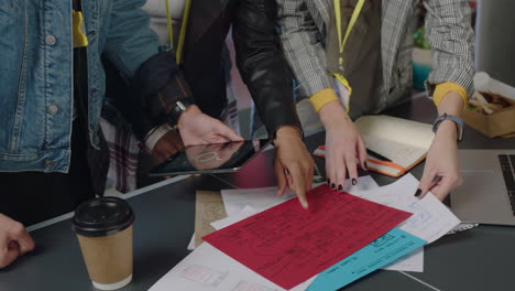 ingenieros que desarrollan aplicaciones de software usando tabletas digitales grupo de estudiantes que diseñan aplicaciones móviles trabajando en una reunión de diseño de lluvia de ideas en la oficina