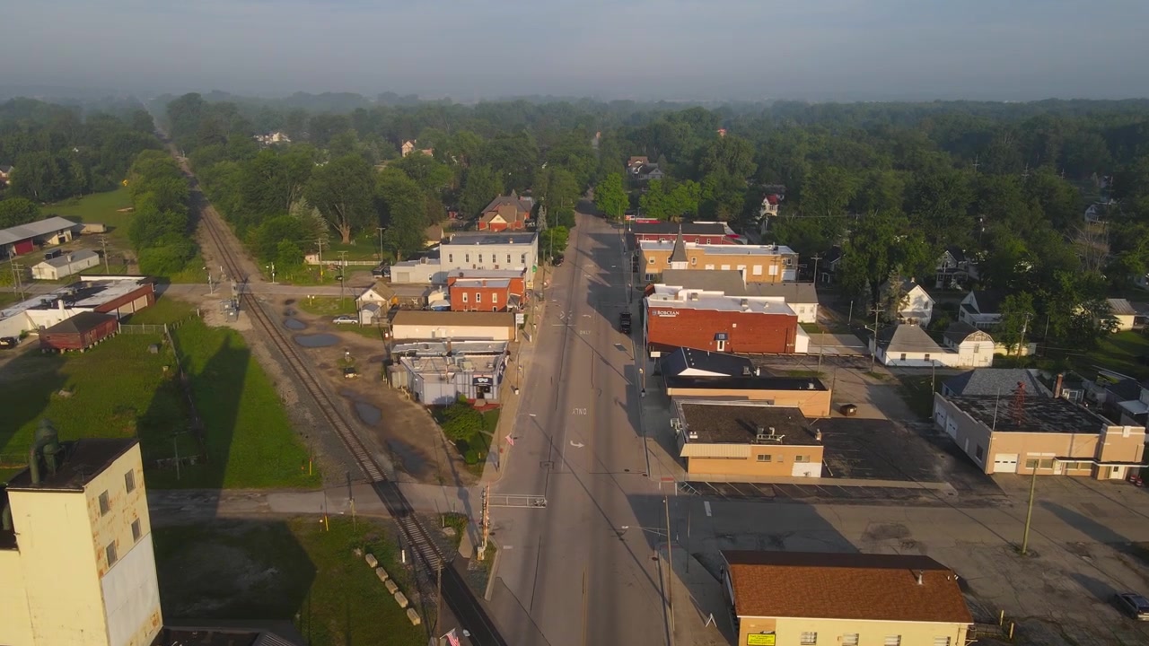 Vista aerea di Monroe Street a Carleton, Michigan, con elevatori per grano e binari ferroviari.