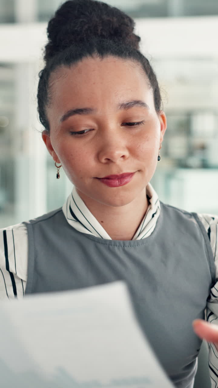 Donna professionista che legge un documento e sorride in ufficio