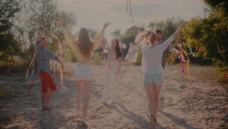 mujeres corriendo hacia amigos bailando con cintas