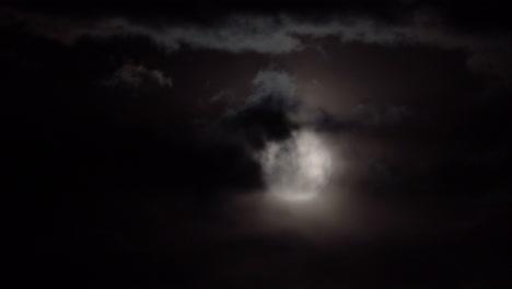 Vollmond-Mit-Gruseligen-Wolken,-Die-In-Einer-Dunklen-Nacht-Vorüberziehen