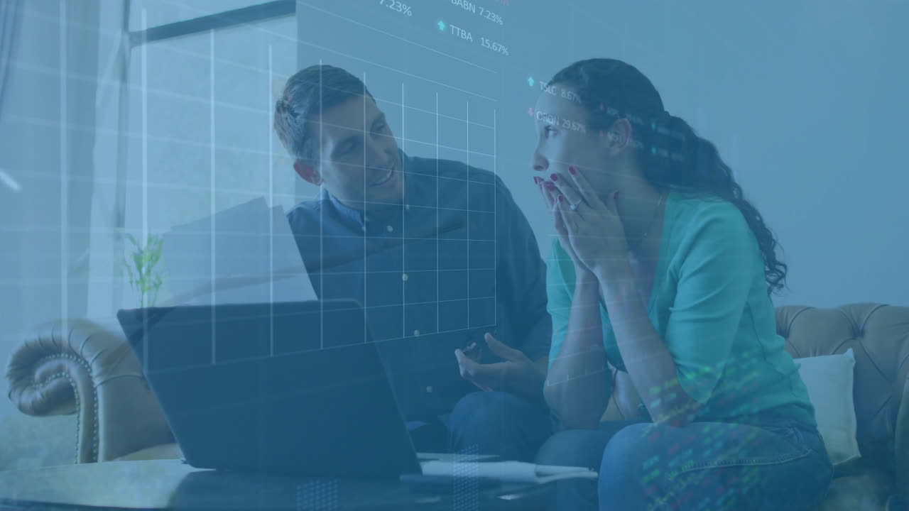 animación de múltiples gráficos y tableros de negociación sobre pareja caucásica comprobando los gastos en la computadora portátil
