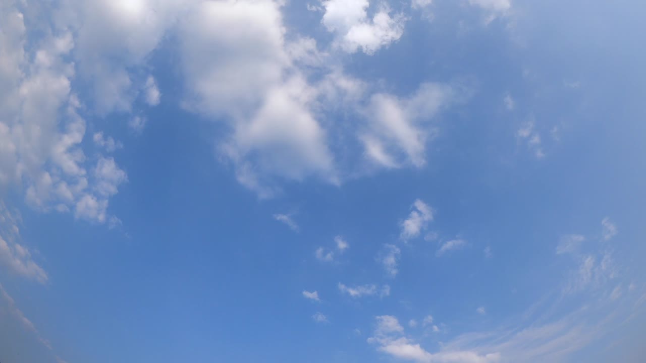 푸른 하늘과 구름, 아름다운 하늘과 태양, 구름을 배경으로 한 하늘, 구름과 날씨, 자연, 구름, 파란색.