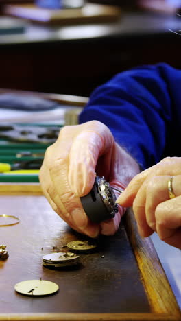 relojero reparando un reloj