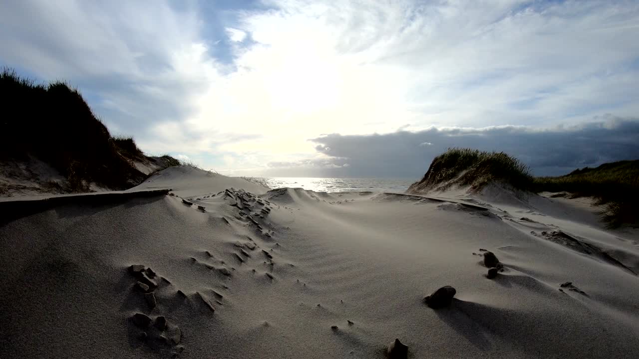 dunas de arena con hierba de dunas en la tormenta del mar del norte, dunas de senderismo, protección de diques, sondervig, jutlandia, dinamarca, 4k