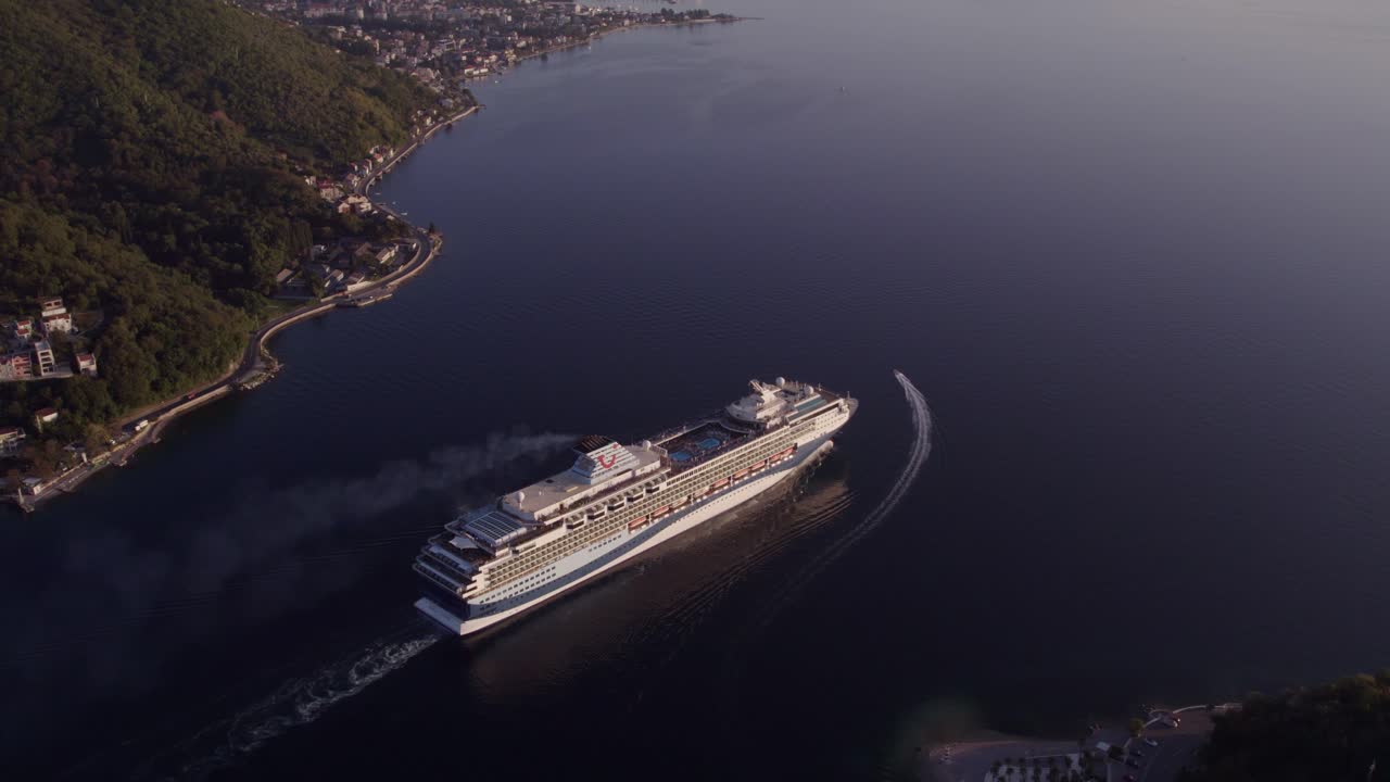 Luftfoto af krydstogtskib under solnedgang i Kotorbugten i Tivat, Montenegro med betagende solnedgangsbelysning, rolig atmosfære, droneoptagelser i høj kvalitet der fremhæver naturens skønhed