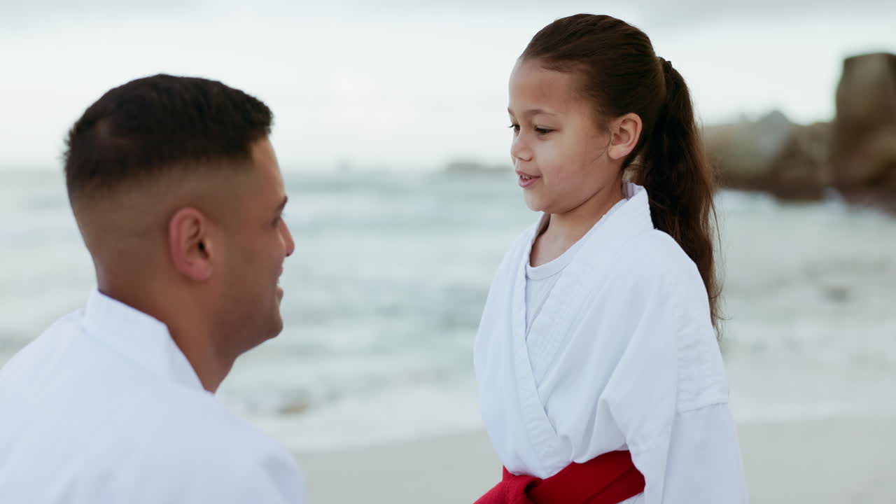 playa, karate o preparándose con un padre