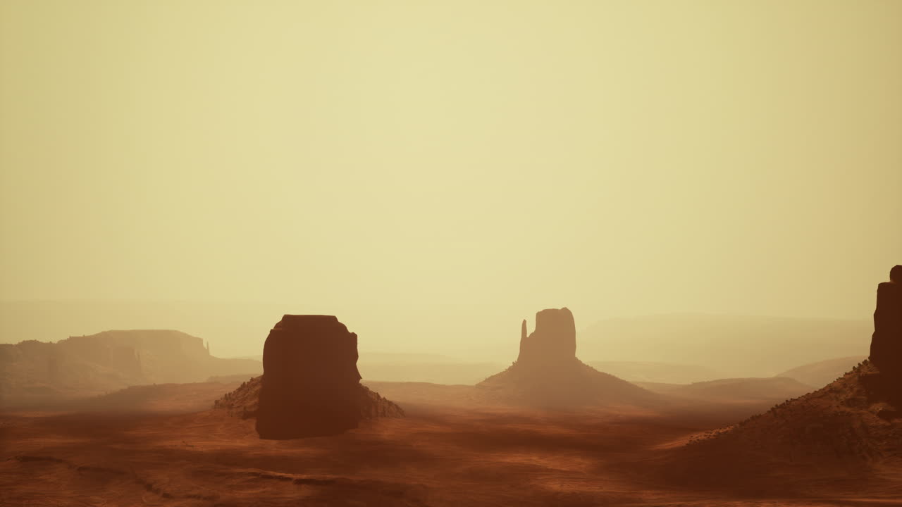 안개가 가득한 사막 풍경