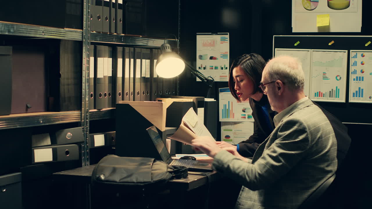 agentes privados leyendo registros clasificados para descubrir nuevas pistas de casos