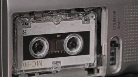 cassette de audio en el grabador de cinta jugando y girando