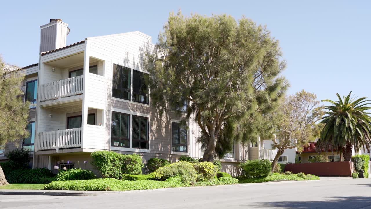 vista panorámica de los apartamentos en el barrio