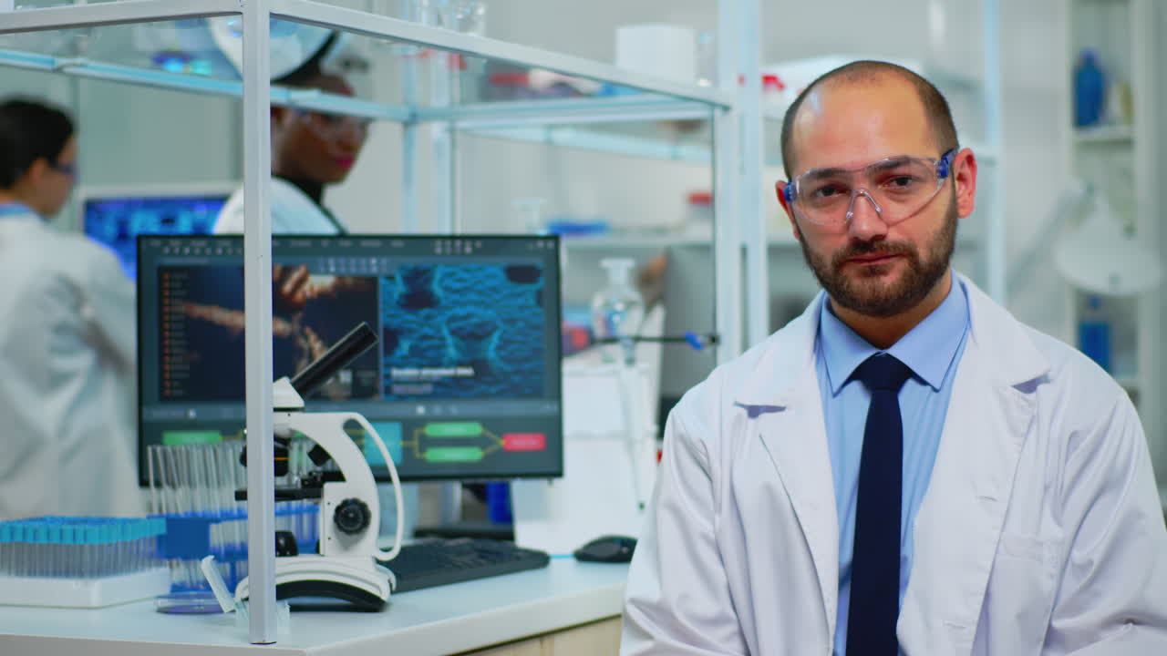 retrato de un químico agotado mirando a la cámara