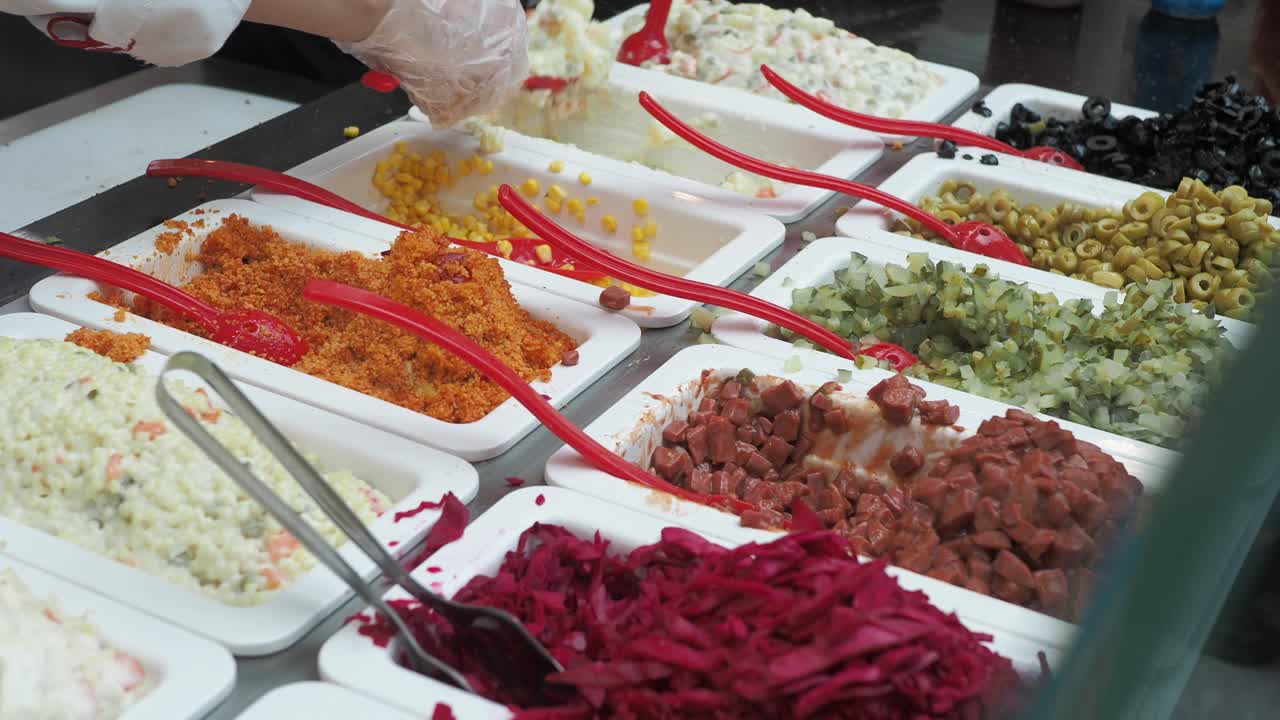 deliciosa barra de ensalada con una variedad de ensaladas