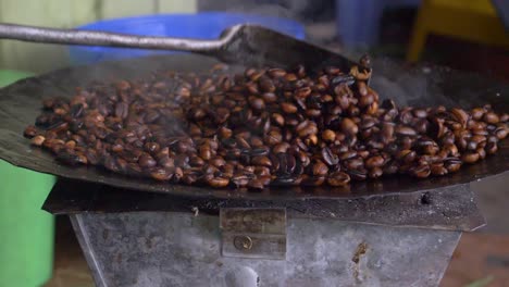 toma lateral de los granos de café que se tuestan y se vuelven de color oscuro, esta es una señal de que están listos para convertirse en una bebida deliciosa