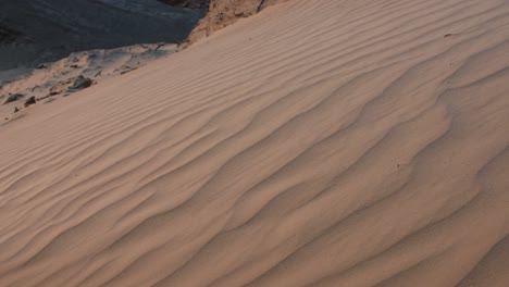 Sandwellen-Zur-Goldenen-Stunde-Der-Abendsonne