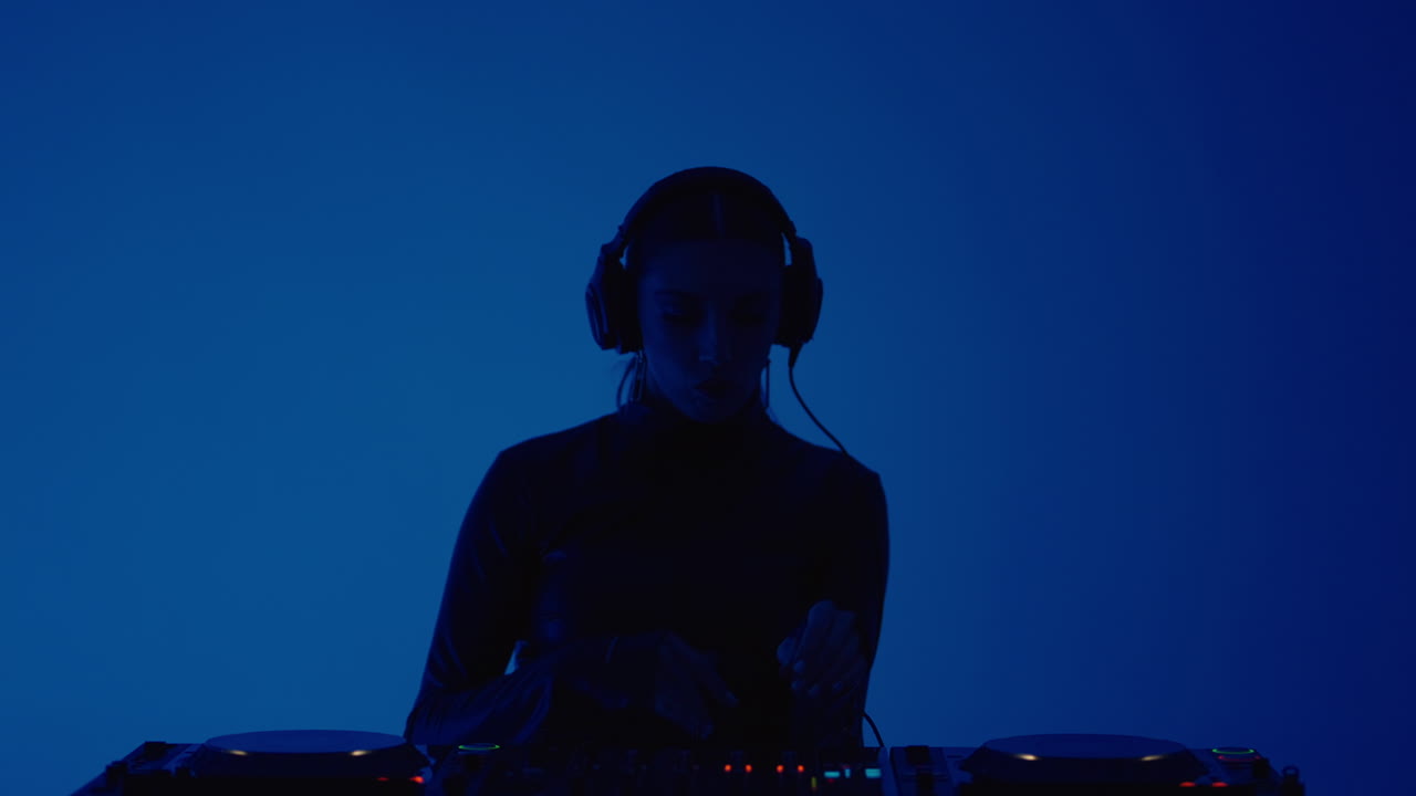 dj femenina actuando en un evento de música