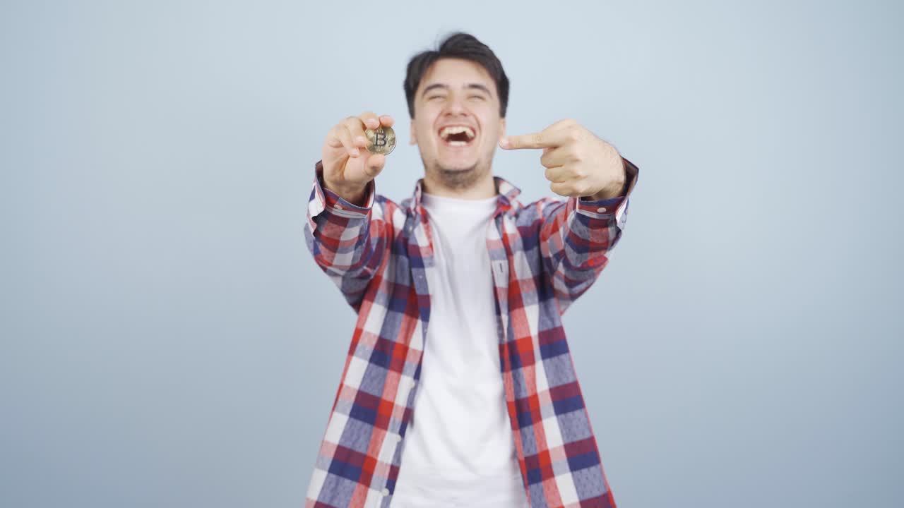 비트코인을 들고 보여주는 사람.