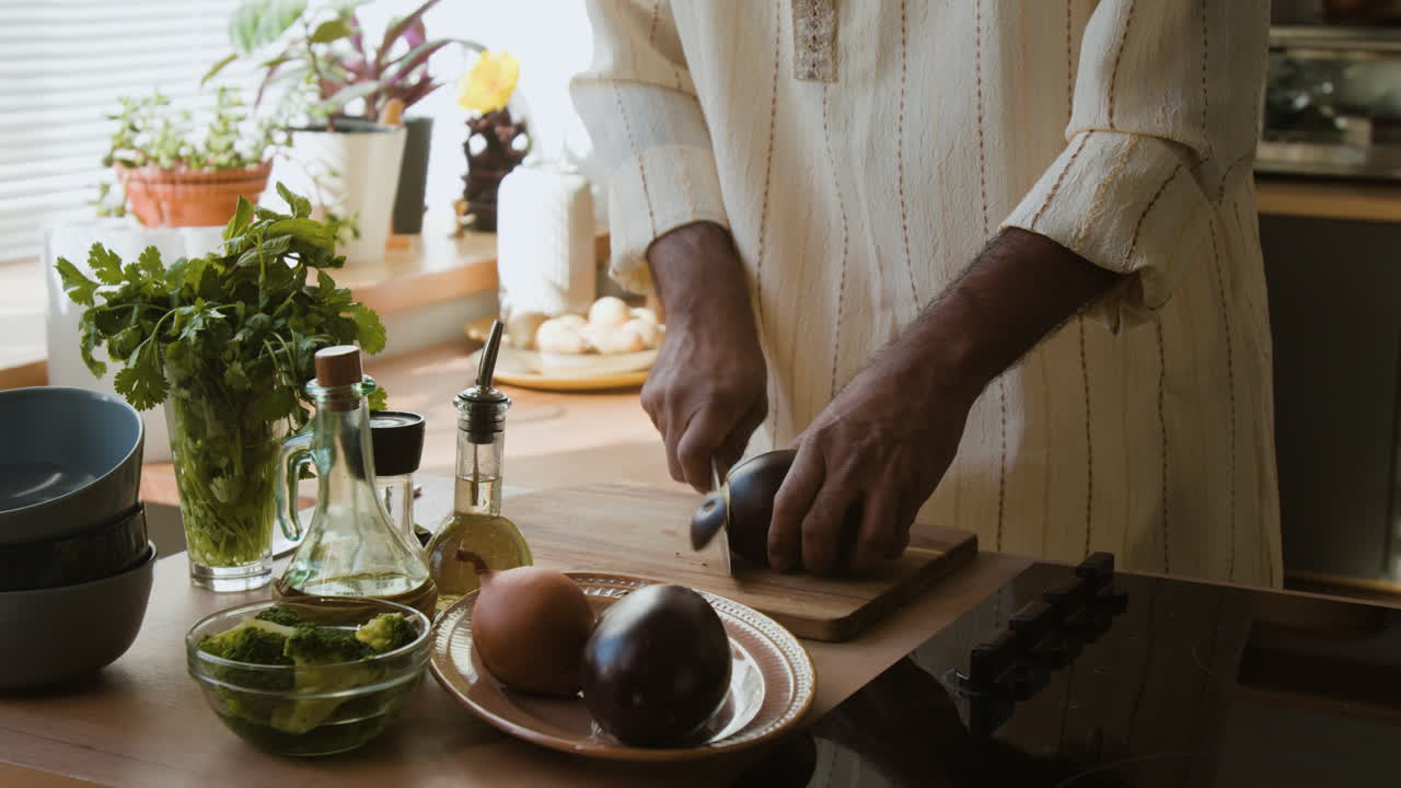 hombre cocinando verduras en la cocina