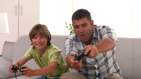 Padre-E-Hijo-Jugando-Videojuegos-Juntos