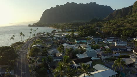 toma aérea del tranquilo pueblo de kaaawa hawaii durante el amanecer yendo hacia el rancho kualoa