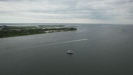 una toma aérea sobre las aguas de la gran bahía sur en long island, ny