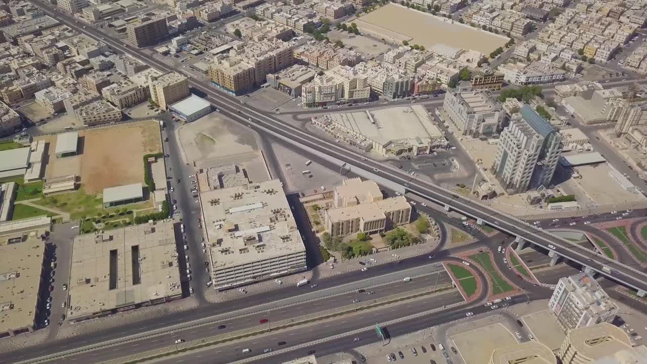 coches en la autopista khobar dhahran y khobar dammam con thuqbah en la parte de atrás