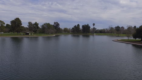 Vuelo-Sobre-Estanque-En-Parque-Suburbano