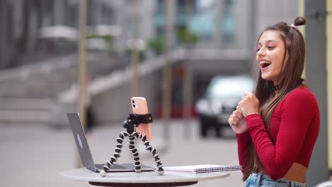 mujer joven haciendo una llamada de video al aire libre
