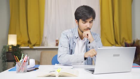 estudiante de sexo masculino haciendo investigación.