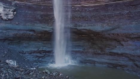 cascada escénica en primavera