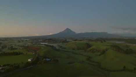 el volcán inactivo mount egmont en nueva zelanda al amanecer, desde el aire