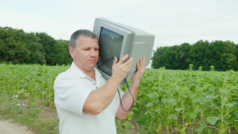 A-Cool-Middle-Aged-Man-Carries-An-Old-Tv-Set-On-His-Shoulder-2