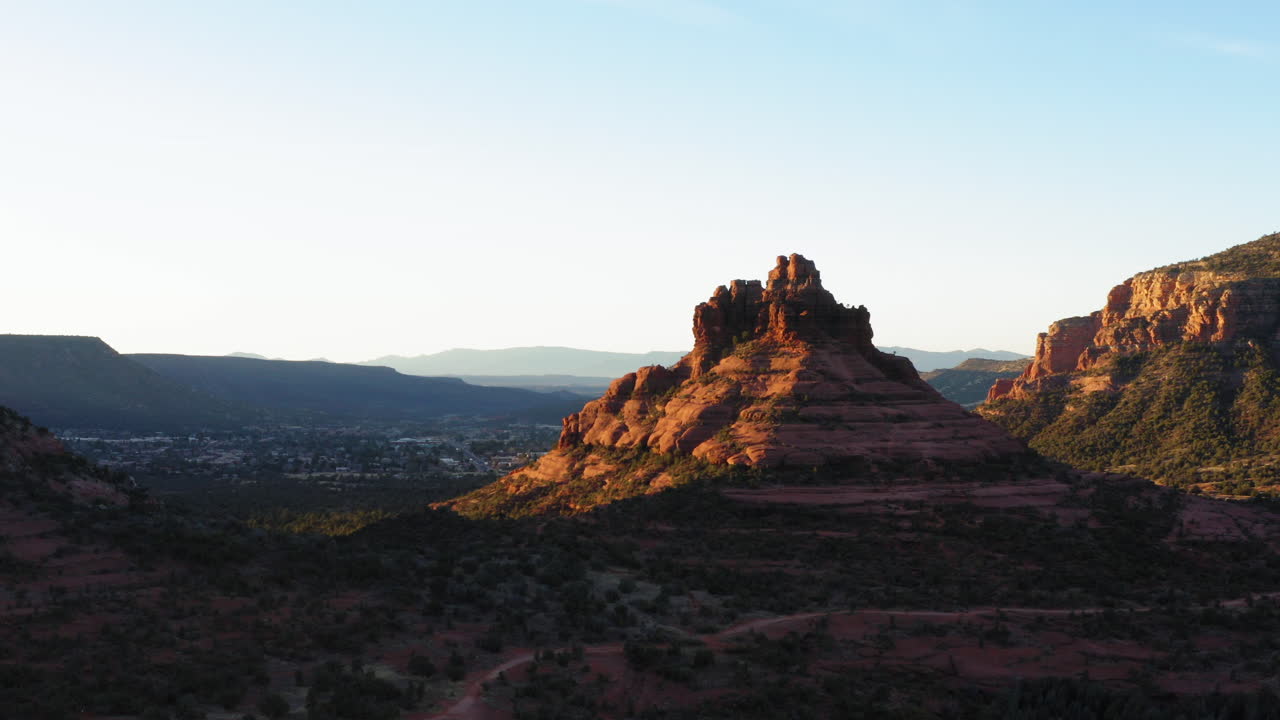 paisaje aéreo: montaña de roca butte en sedona, arizona - tiro volador de drones