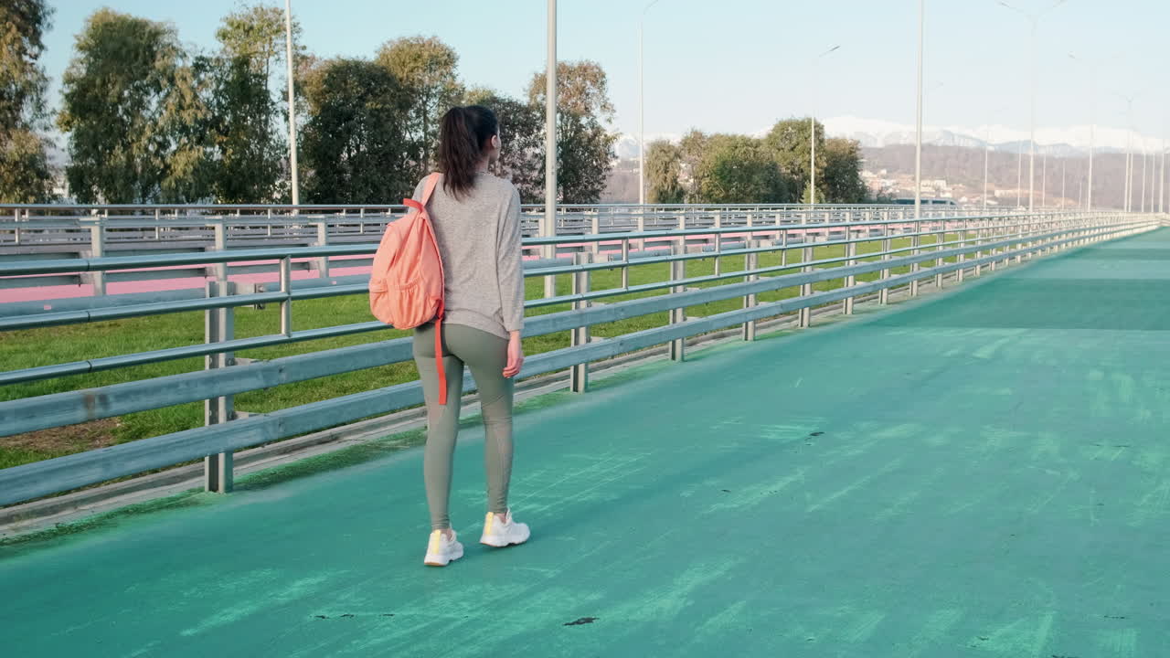 도시 다리 를 고 있는 여자