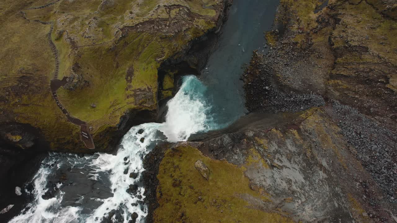 drone girando alto sobre una gran cascada en islandia 4k