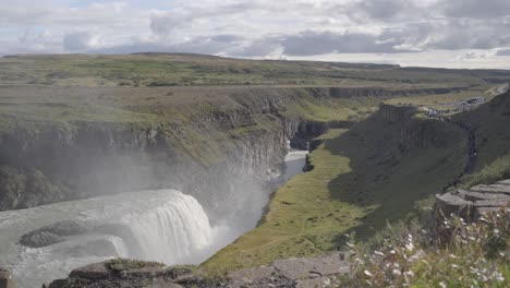 la cascada dettifoss en islandia con un hermoso paisaje panorámico, el río que fluye a través del valle
