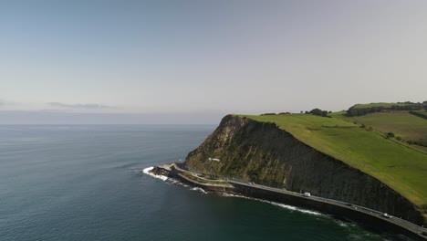 Autos,-Die-Auf-Der-Küstenlinie-Der-Ocean-Mountain-Cliff-Road-Fahren,-Luftaufnahme-Des-Meeres