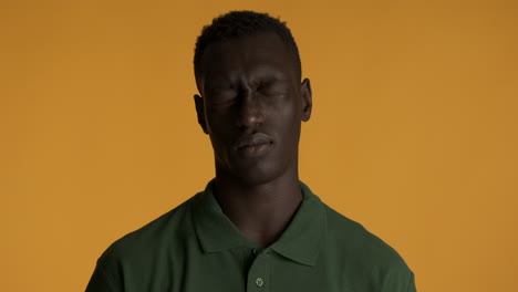 hombre afroamericano en fondo amarillo.