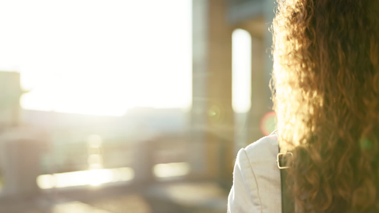 ходьба, город и профессиональная женщина утром